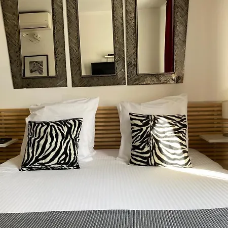 Interieurs-cour Apartman *